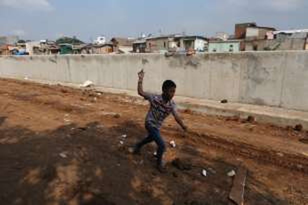 Suasana bekas penggusuran rumah warga di Bukit Duri, Tebet, Jakarta, Jumat (6/1/2017). Pengadilan Tata Usaha Negara mengabulkan gugatan warga Bukit Duri terhadap surat peringatan (SP) 1, 2, dan 3 yang dikeluarkan Pemerintah Kota Jakarta Selatan dinilai melanggar undang-undang. Adapun kawasan Bukit Duri sudah digusur pada September 2016. 