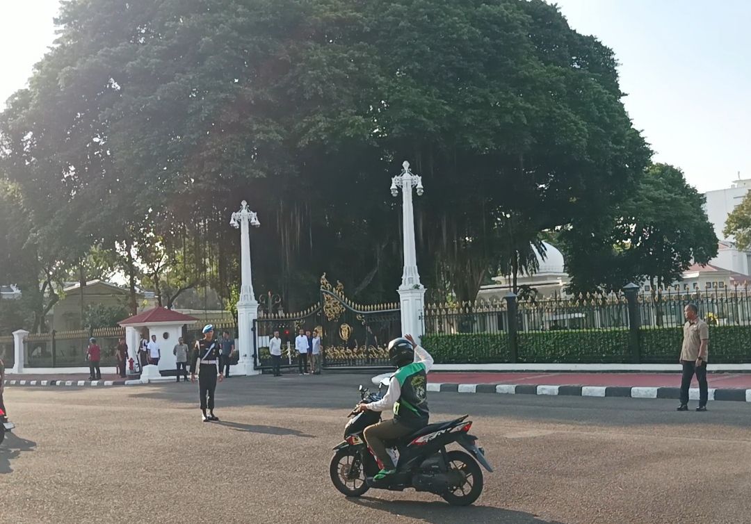 Bagi-bagi Sembako di Depan Istana Merdeka, Jokowi Hanya Pantau Selama Semenit