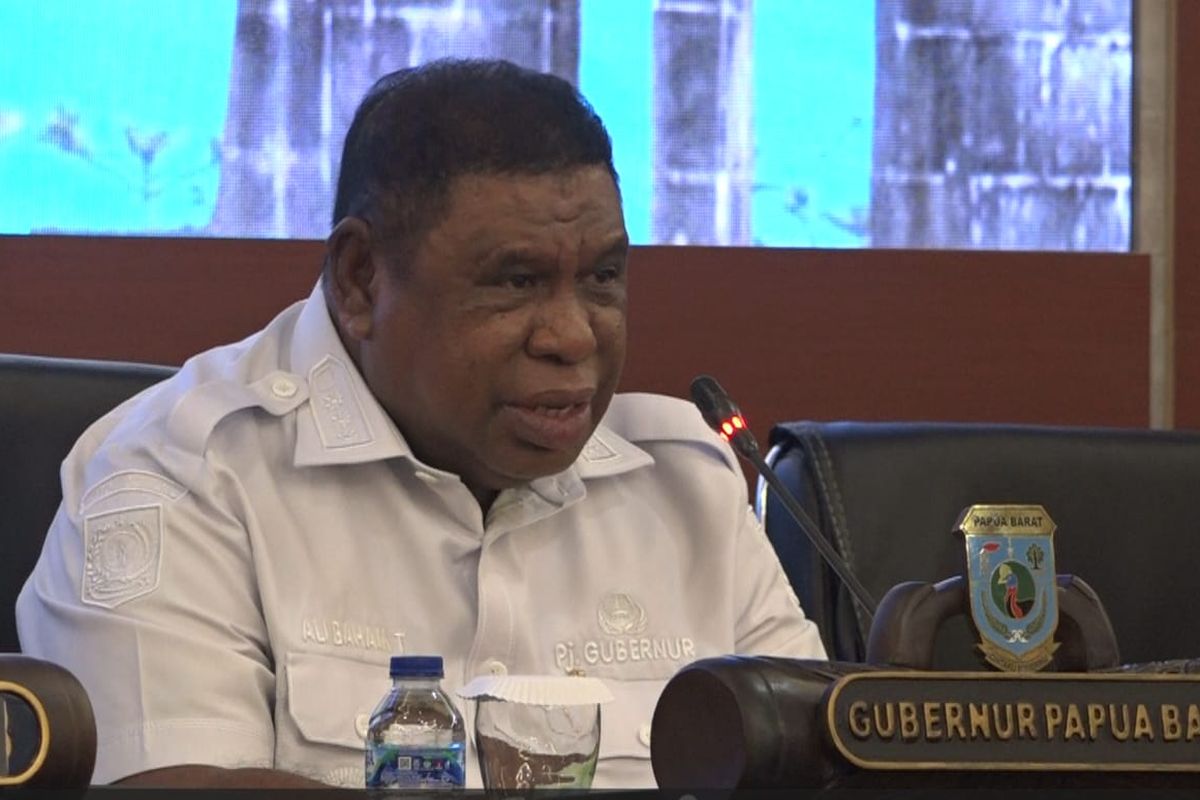 Penjabat (Pj) Gubernur Papua Ali Baham Temongmere (ABT) dalam rapat Transisi Pemerintah dan antisipasi rawan Pemilihan Kepala Daerah (Pilkada) Gubernur dan Wakil Gubernur, Bupati dan Wakil Bupati Papua Barat, di ruang rapat lantai III kantor gubernur Papua Barat, Rabu (18/9/2024). 
