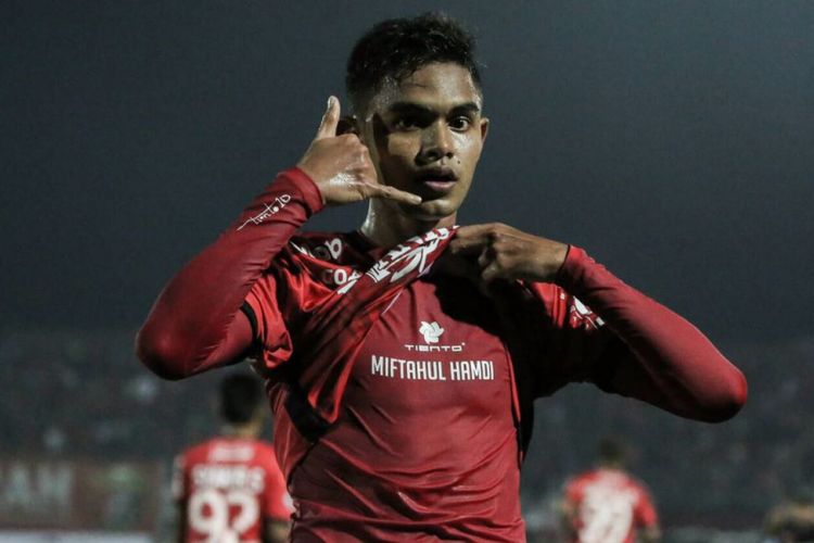 Gelandang Bali United, Miftahul Hamdi, merayakan golnya seusai membobol gawang PSM Makassar, MInggu (23/72017). 