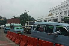 Sopir Angkutan Umum di Terminal Tanjung Priok Tetap Beroperasi