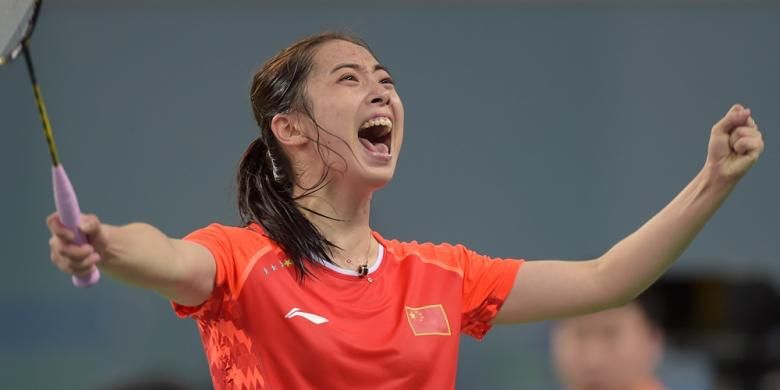 Pebulu tangkis tunggal putri Tiongkok, Wang Shixian, merayakan kemenangannya atas pemain Korea Selatan, Bae Yeon-ju, pada partai ketiga beregu putri Asian Games 2014 di Incheon, Korea Selatan, Senin (22/92014).