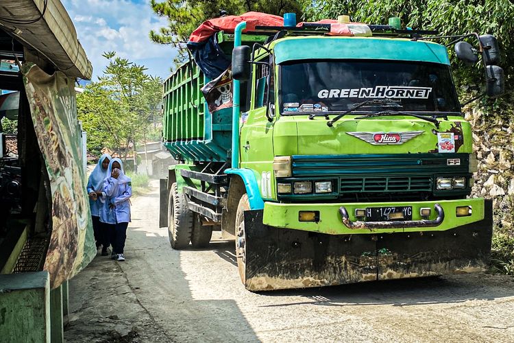 Lalu Lintas Truk Tambang Karst Citatah Ganggu Aktivitas Warga, Masyarakat Menuntut Pindah Jalur
