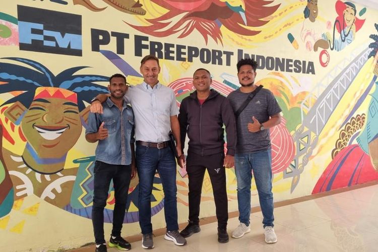 Wolfgang Pikal (kedua dari kiri) yang menjabat sebagai Direktur Akademi berpose bersama staf pelatih PFA (Papua Football Academy). PFA Cari Bakat akan dimulai pada 11-12 Juni di Timika, Papua, untuk menemukan bakat-bakat sepak bola terbaik.
