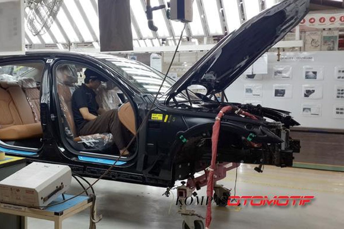 BMW merakit lokal Seri 7 di Indonesia.