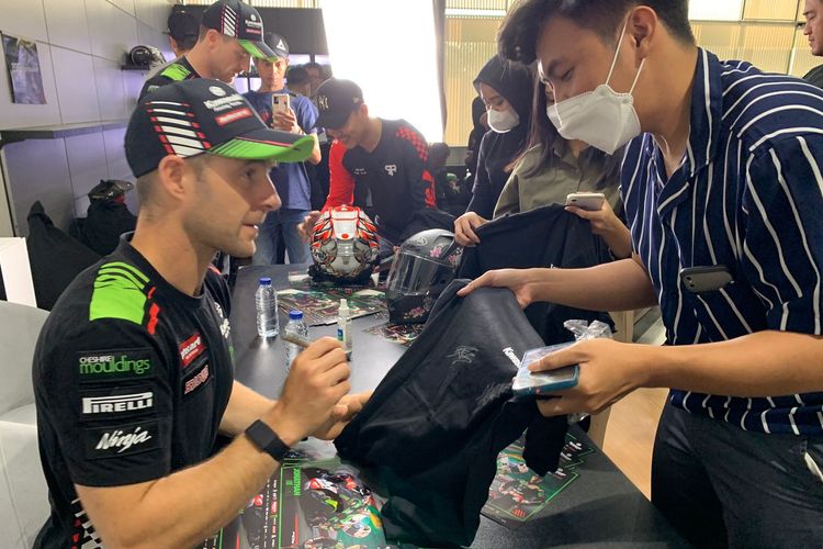 Pebalap Kawasaki Racing Team Jonathan Rea dan Alex Lowes sapa penggemarnya di Jakarta, sebelum WSBK Mandalika (7/11/2022).