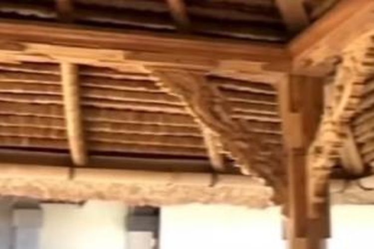 Material bambu ini bisa digunakan sebagai balok, tiang, lantai, dan dinding.