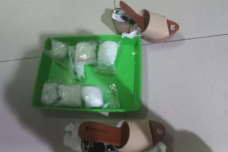 Petugas Bandar Udara Supadio Pontianak, Kalimantan Barat (Kalbar) menangkap dua wanita berinisial MR (43) dan SF (41) karena membawa 1 kilogram narkoba jenis sabu yang disimpan di dalam sendal. 