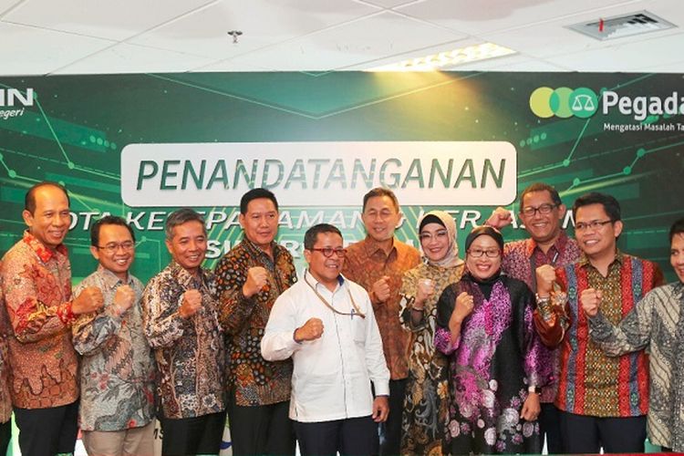 Deputi Bidang Jasa Keuangan, Jasa Konstruksi dan Jasa Lain Kementerian BUMN Gatot Trihargo (enam dari kanan), Direktur Bisnis Mikro Bank BRI Supari (empat dari kiri) dan Direktur Utama Pegadaian Kuswiyoto (lima dari kiri) berfoto usai penandatangan nota kesepahaman antara Pegadaian dengan 10 Perusahaan BUMN dan anak usaha BUMN di Jakarta Senin (30/9/2019). 