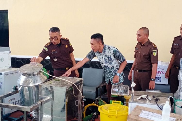 Barang bukti yang berada di Kejaksaan Negeri Kota Malang dalam kasus pabrik narkoba yang sempat menghebohkan Kota Malang beberapa waktu lalu. 