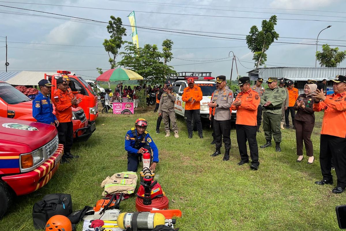 CEK ALAT—Bupati Madiun Hari Wuryanto mengecek kesiapan alat milik BPBD dan Damkar Kabupaten Madiun dalam apel kesiapsiagaan bencana hidrometeorologi di Desa Kuwu, Kecamatan Balerejo, Kabupaten Madiun, Jawa Timur, Kamis (11/12/2025).