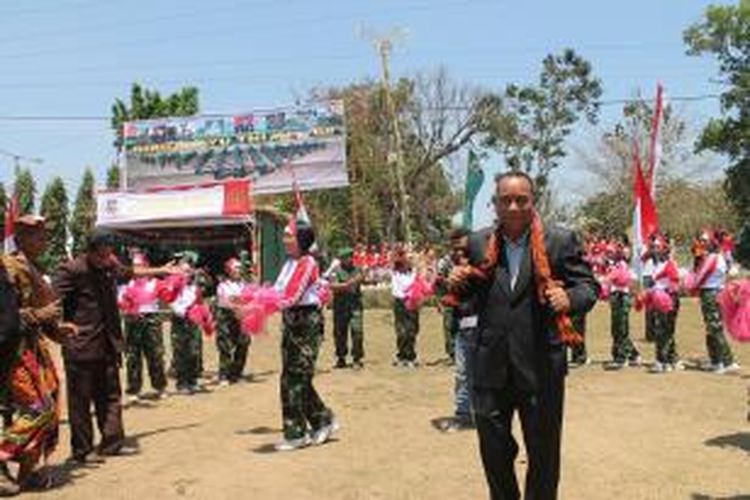 Konsul Jenderal Timor Leste, Filiciano da Costa (berkalung selendang)  ikut menari Tebe bersama ratusan anggota TNI dan Puluhan Pejabat TTU, Sabtu (4/10/2013)