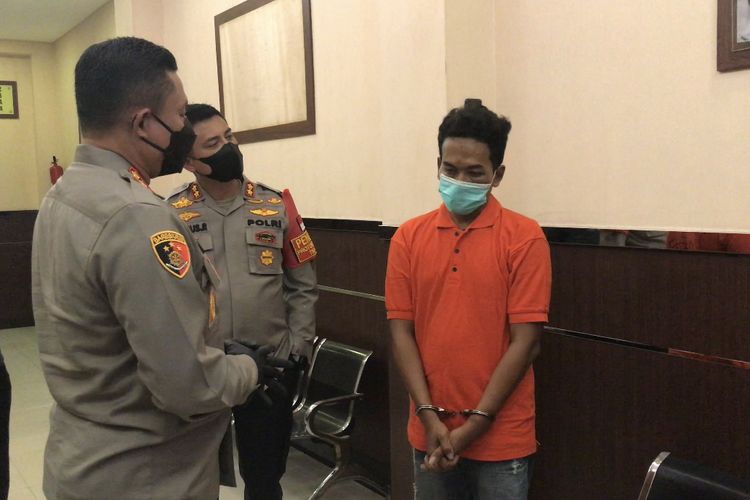 Kapolres Metro Jakarta Selatan, Kombes Pol Azis Andriansyah menginterogerasi perampok sadis yang sempat beraksi di Cipulir di Mapolres Metro Jakarta Selatan pada Kamis (23/9/2022). 