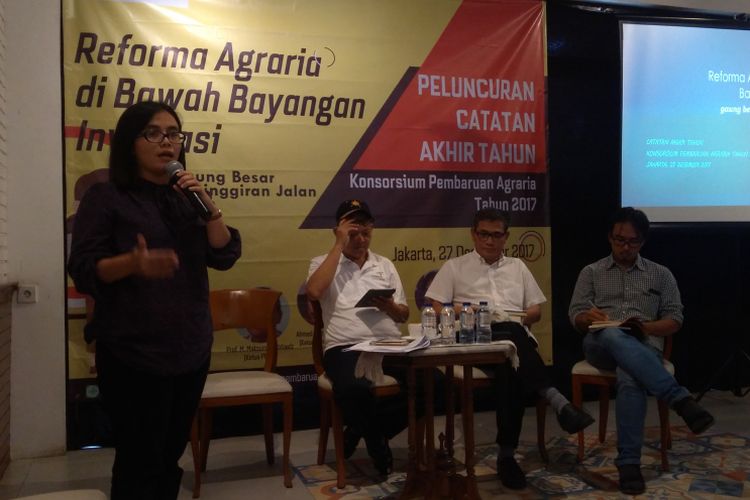 Diskusi Catatan Akhir Tahun 2017 Konsorsium Pembaruan Agraria (KPA), di Jakarta, Rabu (27/12/2017). Sekretaris Jenderal KPA Dewi Kartika (berdiri) menyampaikan, Polisi masih mendominasi sebagai pelaku kekerasan dalam konflik agraria.