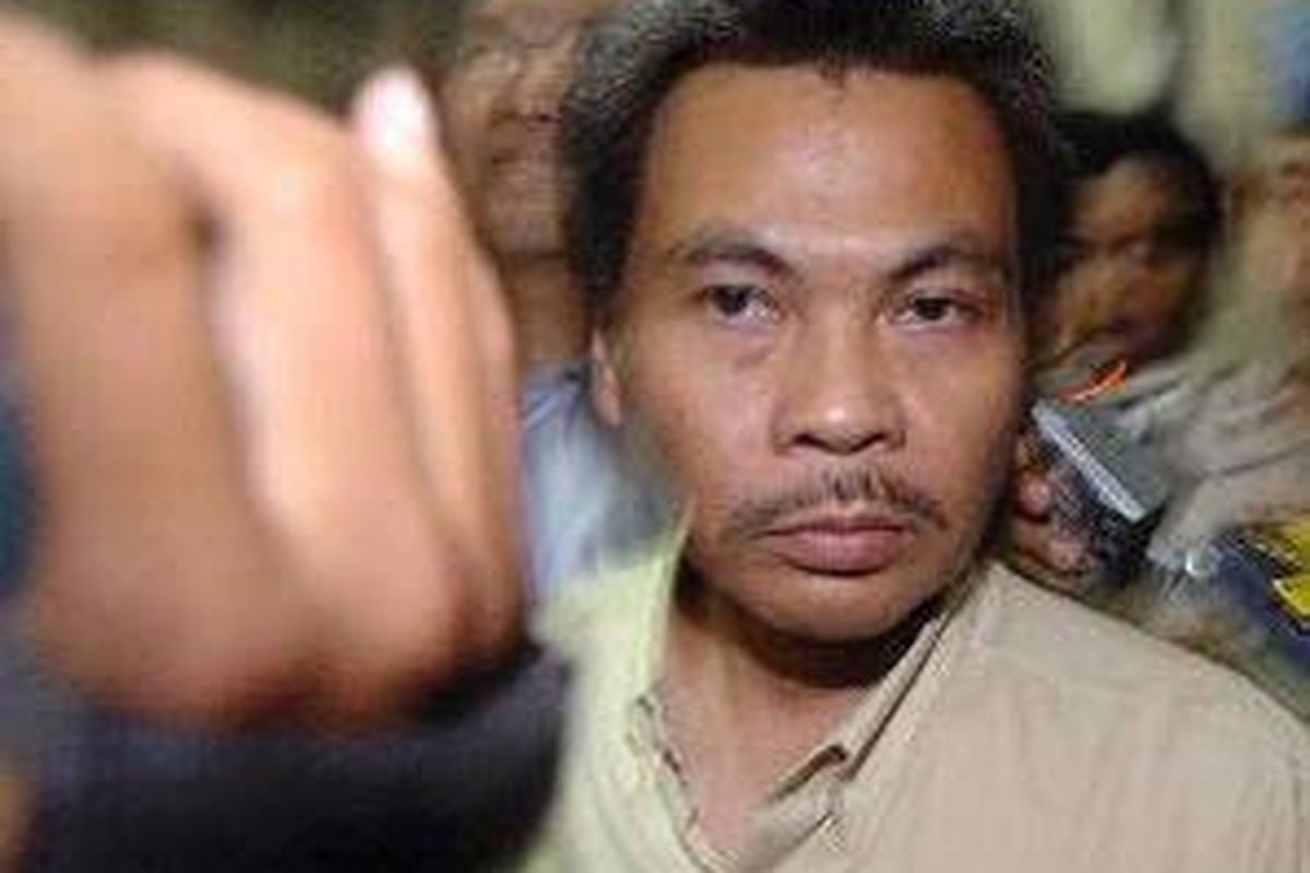 Kapten Pilot pesawat naas Garuda Boeing 737 - 400 dengan nomor penerbangan GA 200 Marwoto Komar keluar dari ruang Unit II Gedung Reserse Kriminal Polda DI Yogyakarta setelah menjalani pemeriksaan selama sembilan jam, Selasa (13/3/07)