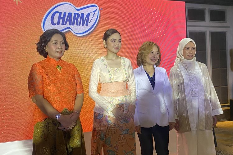 Sri Haryani. Syifa Hadju, dr. Beeleonie, dan Heni Indrayati dalam acara peluncuran tagline baru Charm di Glasshouse Habitate Jakarta, Jakarta Selatan, Selasa (22/4/2025).