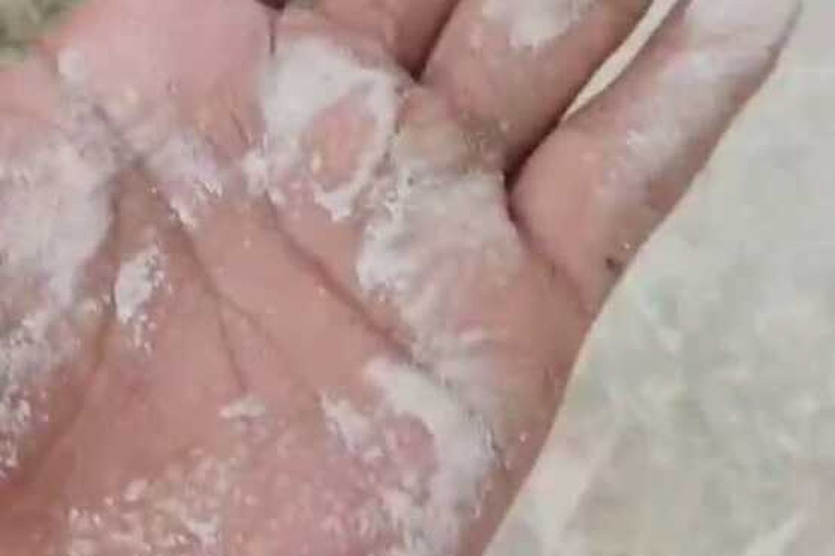 Hujan debu dari pabrik semen Indocement di Citeureup, Kabupaten Bogor, Jawa Barat, mencemari permukiman warga pada Minggu (10/8/2025).