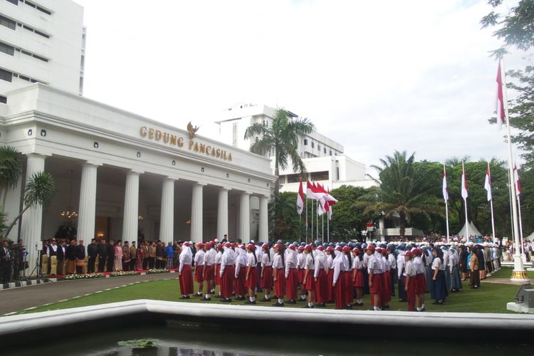 Suasana upacara pengibaran bendera dalam rangka memperingati Hari Lahir ke-72 Pancasila, Kamis, 1 Juni 2017, di halaman Gedung Pancasila, Kompleks Kementerian Luar Negeri, Gambir, Jakarta Pusat. 