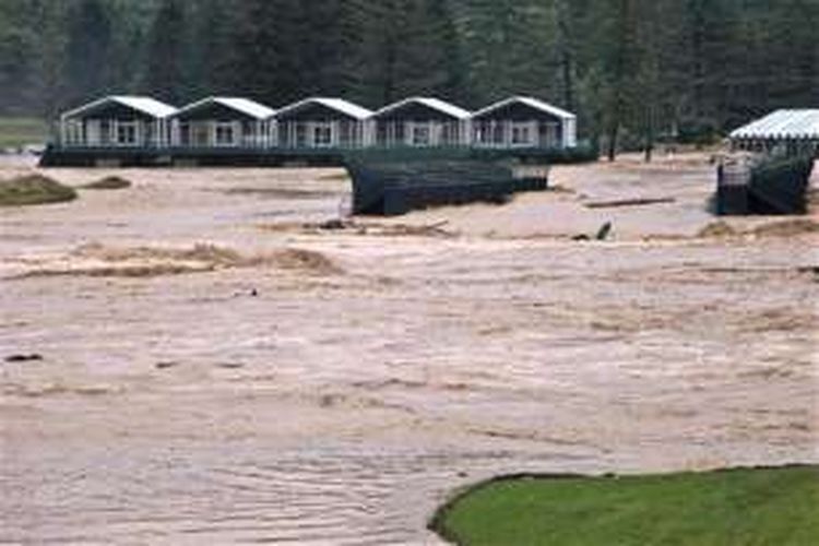 Foto yang dirilis Greenbrier memperlihatkan banjir di kawasan lapangan golf Virginia Barat, Kamis (23/6/2016) yang seharusnya bakal menjadi ajang tur PGA.
