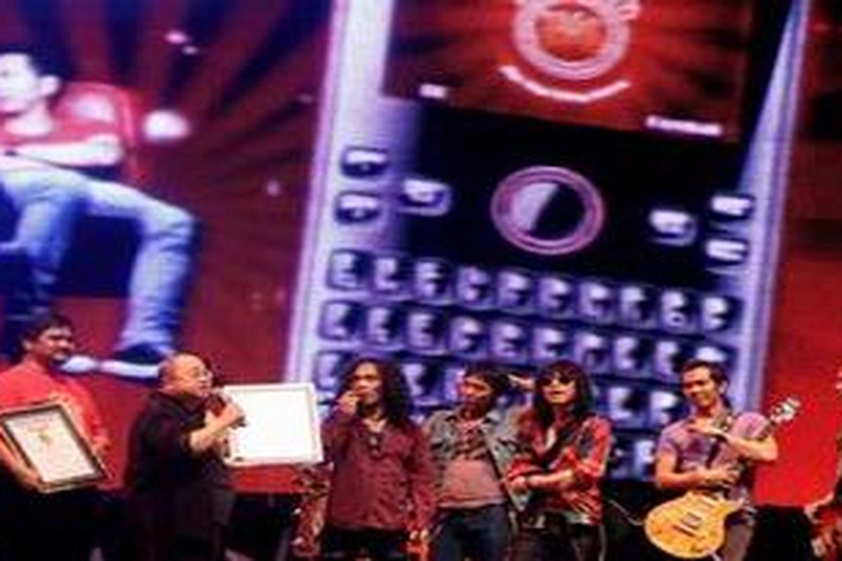 Di Jakarta, Selasa (1/6/2010), sebelum menggelar konser, Slank menerima penghargaan dari Museum Rekor Indonesia (MURI) sebagai grup musik pertama yang merilis album dalam telepon selular.