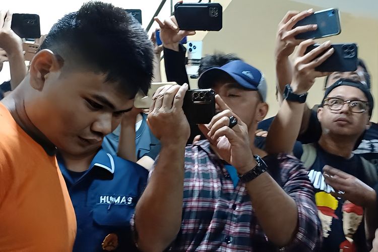 Muhammad Galang Sadewo (24), pembunuh imam musala berinisial MS (71) saat dihadirkan di Polres Metro Jakarta Barat, Jumat (24/5/2024)
