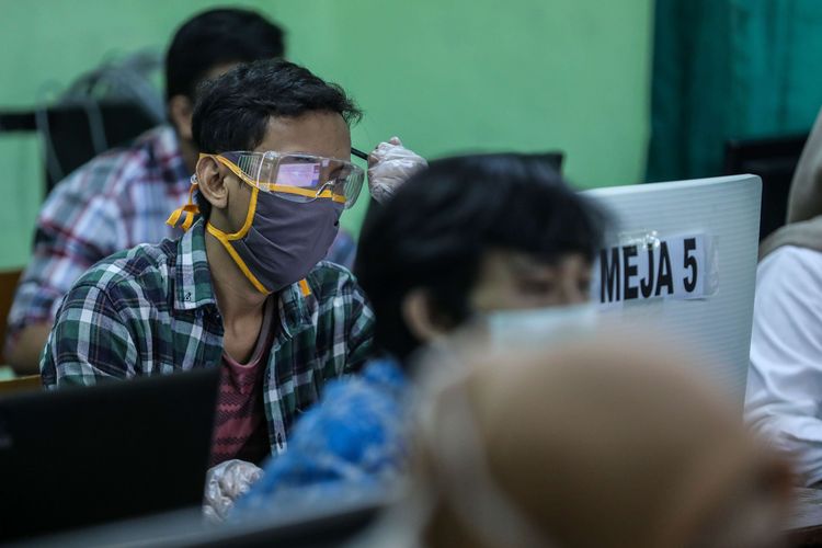 Peserta mengikuti ujian tulis berbasis komputer (UTBK) di SMA Negeri 3 Jakarta Selatan, Setiabudi, Selasa (7/7/2020). UNJ sebagai salah satu Pusat UTBK Perguruan Tinggi Negeri (PTN) menyelenggarakan ujian dalam dua tahap yakni pada tanggal 5-12 Juli 2020 dan 20-27 Juli 2020 dengan jumlah total peserta sebanyak 42.463 orang dengan protokol kesehatan pencegahan penularan Covid-19.