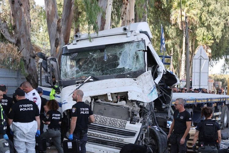 Truk Tabrak Bus di Dekat Pangkalan Militer Israel, 35 Korban Luka-luka