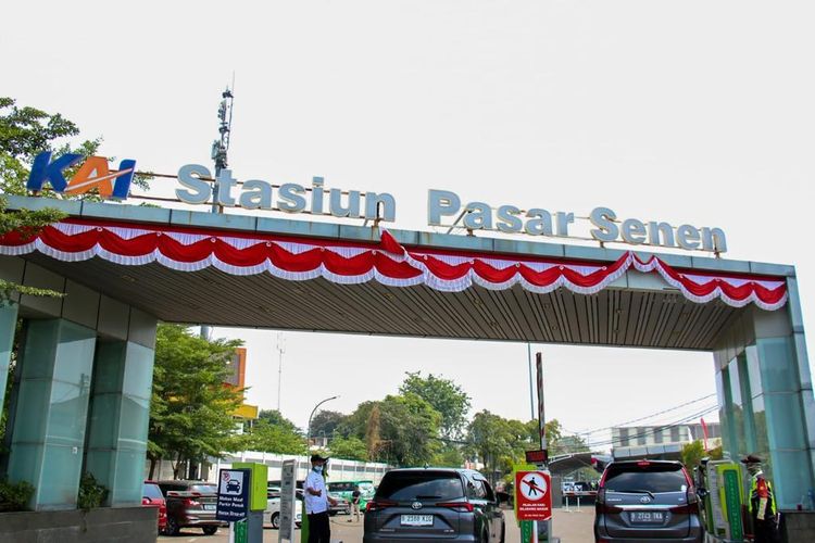 Stasiun Pasarsenen akses pengguna KA Jarak Jauh menuju Stasiun LRT