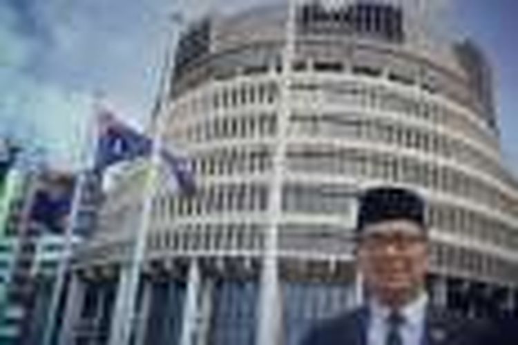 Wali Kota Bandung Ridwan Kamil saat berfoto dengan latar bendera Indonesia yang berkibar di gedung parlemen Selandia Baru.