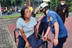 Dapat Laporan dari Anggota Provos Kopassus, Petugas Damkar Evakuasi Kaki ODGJ yang Terjepit di Bangku Taman Cijantung