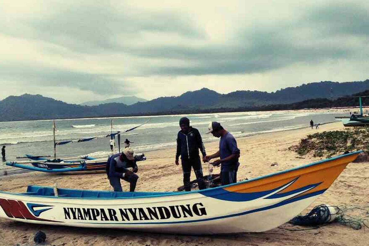 Aktivitas nelayan Pantai Merah, Banyuwangi.