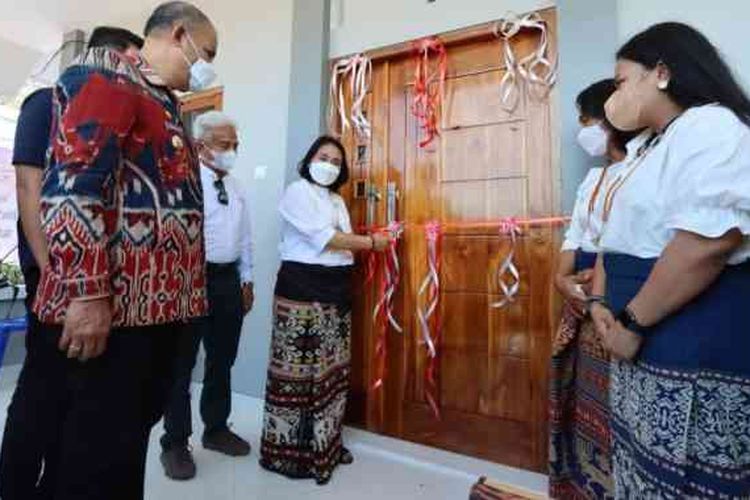 Menteri PPPA RI Bintang Darmawati Puspayoga meresmikan Rumah Aman di Waingapu