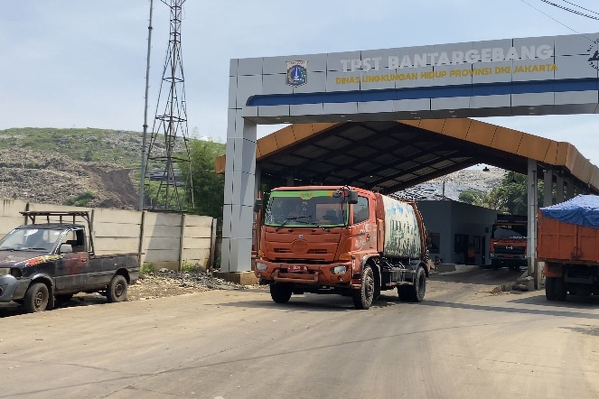 TPST Bantargebang, Bekasi. TPST Bantargebang kian kritis dengan timbunan setara gedung 16 lantai. Jakarta masih kirim lebih dari 7.300 ton sampah per hari.