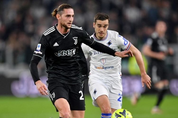 Gelandang Juventus, Adrien Rabiot (kiri), berebut bola dengan gelandang Sampdoria, Harry Winks. Laga Juventus vs Sampdoria yang digelar di Stadion Allianz, Turin, pada Minggu (12/3/2023) malam waktu setempat berakhir dengan skor 4-2. Hasil ini membuat Juventus naik ke peringkat 7 klasemen Liga Italia. (Foto oleh: Valerio Pennicino/Getty Images) (Photo by Valerio Pennicino / GETTY IMAGES EUROPE / Getty Images via AFP)