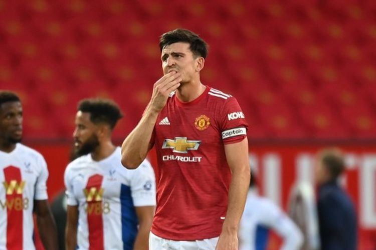 Harry Maguire (tengah) pada laga Man United vs Crystal Palace di Stadion Old Trafford dalam lanjutan pekan kedua Liga Inggris, Sabtu (19/9/2020).