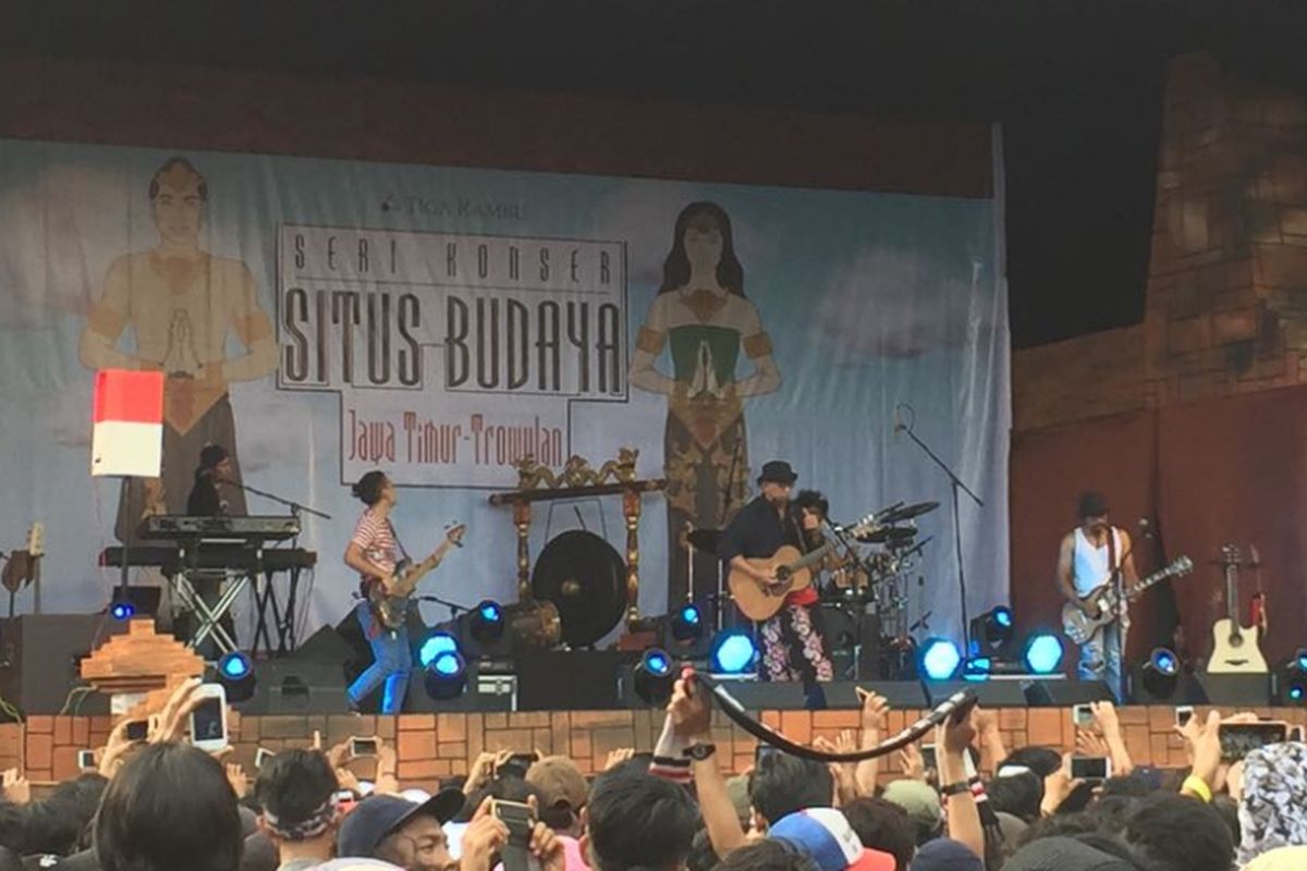 Penyanyi Iwan Fals menggelar Konser Situs Budaya: Jatim-Trowulan di PanggungKITA, Leuwinanggung, Jawa Barat, pada Sabtu (14/10/2017). Konser itu digelar untuk memberikan pembelajaran tentang sejarah Trowulan melalui sebuah konser musik.