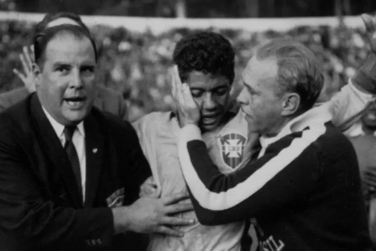 Pada 1962, Brasil menjadi negara kedua yang berhasil mempertahankan gelar juara Piala Dunia.