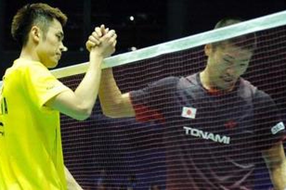 Pebulu tangkis China, Lin Dan (kiri), bersalaman dengan pemain Jepang, Sho Sasaki.