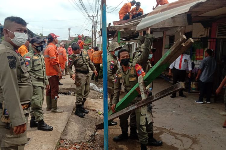 Aparat Pemerintah Kota Jambi saat melakukan pembongkaran perumahan guru.