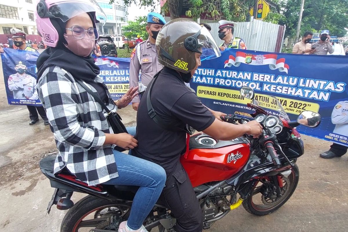 Karman salah satu pelanggar lalu lintas yang menerima helm gratis dari Polres Metro Jakarta Barat dalam Operasi Patuh Jaya 2022 di Jalan Daan Mogot Raya, Pesing, Jakarta Barat, Jumat (17/6/2022) pagi.