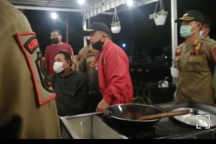 Tangkapan layar video viral Bupati Sukoharjo Wardoyo Wijaya memarahi pedagang yang tidak mematuhi jam operasional saat PPKM.