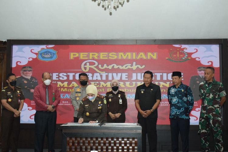 Agenda peresmian dua rumah restorative justice di Lamongan, yang berada di Mall Pelayanan Publik (MPP) Lamongan, serta di Desa Simbatan, Kecamatan Sarirejo, Lamongan, Jawa Timur, Senin (17/10/2022).