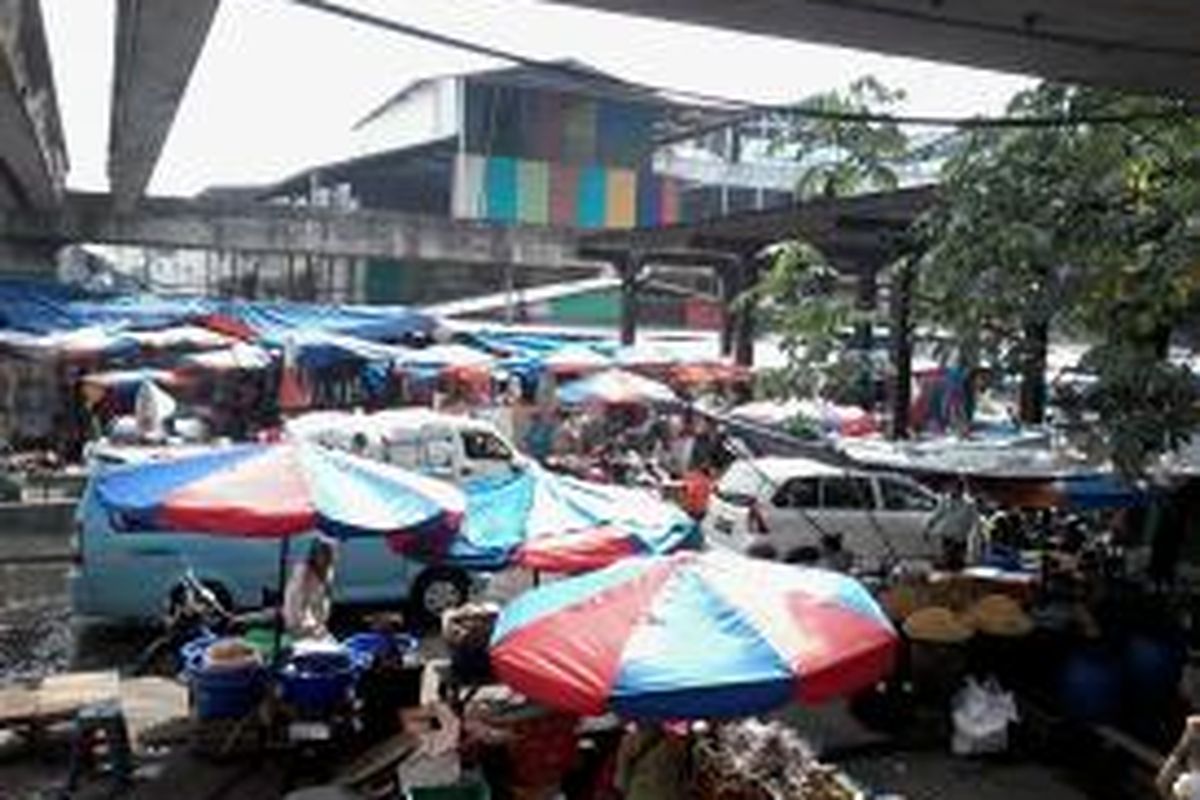 Lapak pedagang kaki lima (PKL) Tanah Abang menghambur di trotoar dan badan jalan Kabon Jati, Rabu (17/7/2013). Untuk keamanan, setiap hari PKL membayar Rp 1.000- Rp 2.000 kepada preman, Rp 300 ribu - Rp 400 ribu per bulan, serta harus memesan lapak kepada preman.