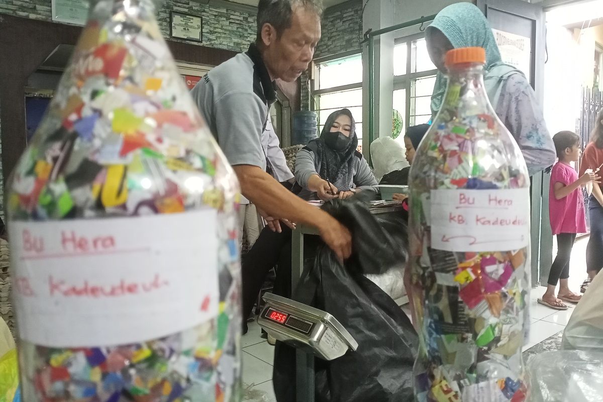 Bank Sampah ASRI yang berada di Jalan Kopo, Gang Parasdi Dalam IV RT 02 RW 07 Kelurahan Situsaeur, Kecamatan Bojongloa Kidul, Kota Bandung, Jawa Barat berhasil kurangi produktifitas sampah sebanyak 1 ton