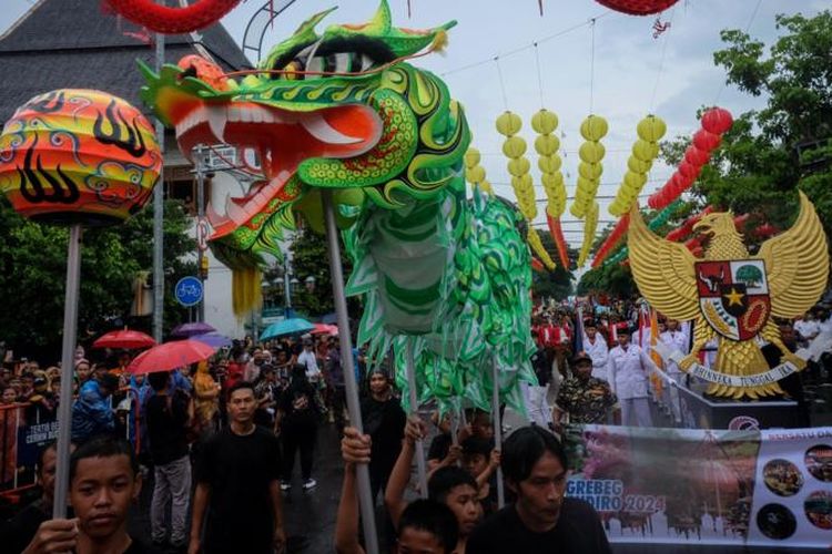 Warga menyiapkan lampion untuk dipasang di Kelenteng Boen Bio di Jalan Kapasan, Surabaya, Jawa Timur, Senin (5/2/2024).