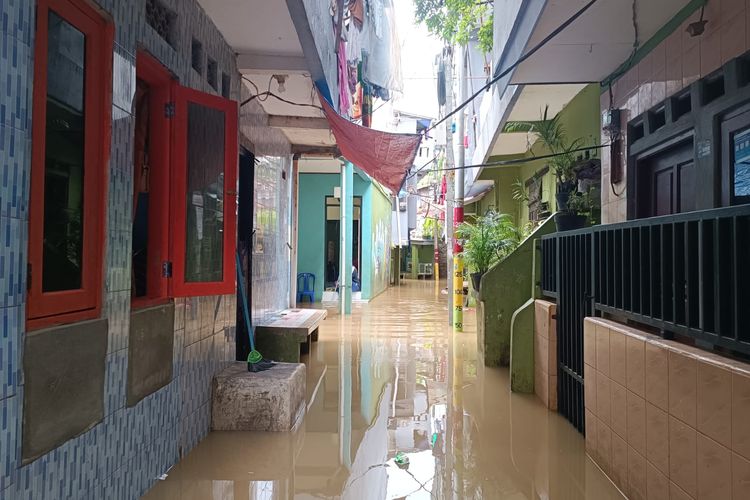 Banjir di kawasan Kebon Pala di wilayah RT 013/RW 04 Kampung Melayu, Jatinegara, Jakarta Timur, Jumat (15/3/2024).