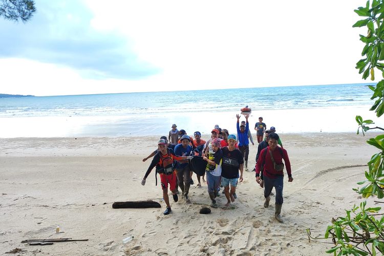 Evakuasi jasad Muzahar (56) di Pantai Tanjung Kemirai, Tukak Sadai, Bangka Selatan, Minggu (21/5/2023).