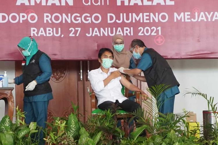 DIVAKSIN—Bupati Madiun, Ahmad Dawami menerima vaksin covid-19 perdana di Pendopo Ronggo Djoemeno Caruban, Kabupaten Madiun, Jawa Timur, Rabu (27/1/2021).