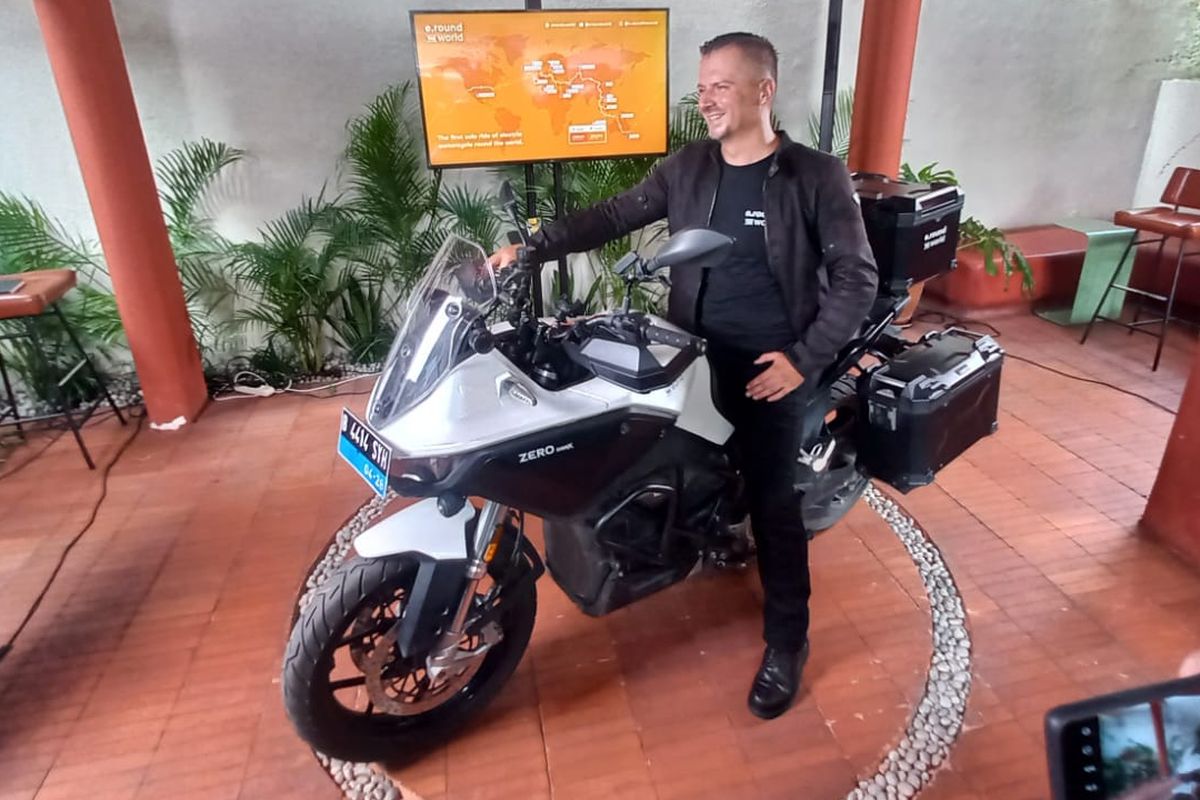 Roman Nedielka, solo touring dari Indonesia ke 18 negara lainnya dan finis lagi di Indonesia setelah menempuh jarak lebih dari 42.000 Km