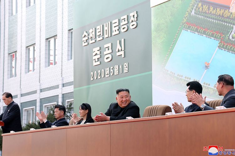 Foto dirilis Kantor Berita Pusat Korea Utara (KCNA), memperlihatkan pemimpin Korea Utara Kim Jong Un (tiga kanan) menghadiri upacara peresmian pabrik pupuk di Provinsi Pyongan Selatan, Korea Utara, Jumat (1/5/2020). Ini menjadi kemunculan pertama Kim Jong Un setelah dikabarkan terakhir tampak pada 12 April lalu dan sempat dispekulasikan telah meninggal dunia.